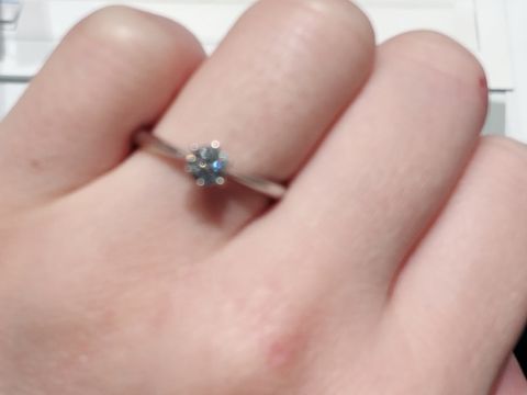 【銀座ダイヤモンドシライシの口コミ】 ダイヤモンドにこだわったので、周りのリングをシンプルなものにしました…