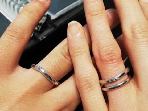 【エクセルコダイヤモンド(EXELCO DIAMOND)の口コミ】 細身でシンプルなデザインなので、婚約指輪の重ね付けをしても変に主張す…