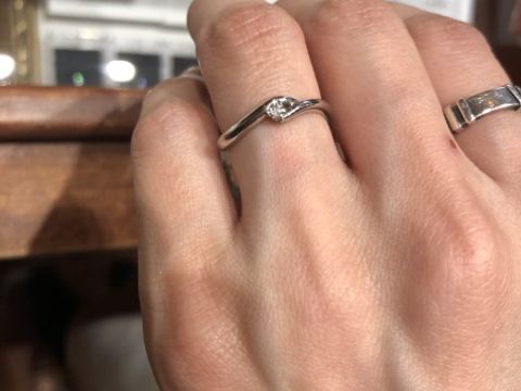 【ケイウノ ブライダル(K.UNO BRIDAL)の口コミ】 手の関節がごつごつしているため、太目でデザイン性の高いものを探してい…