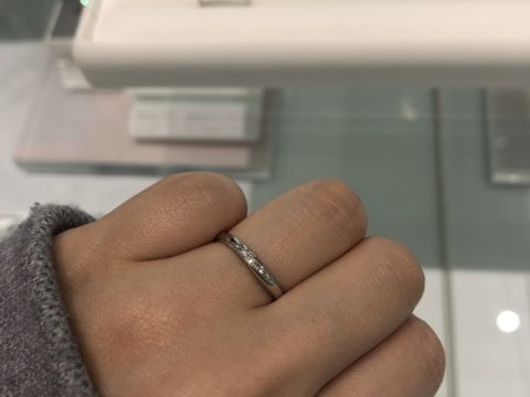 【CAFERING(カフェリング)の口コミ】 手にフィットするようなウェーブタイプで、ダイヤモンド付きでも職場に着…