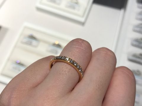 【銀座ダイヤモンドシライシの口コミ】 一粒ダイヤのものではなく、リングの外周にダイヤモンドが埋め込まれてい…