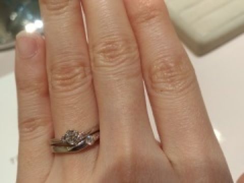 【TRECENTI(トレセンテ)の口コミ】 婚約指輪は珍しい花形のフレームで、ピンクダイヤモンドとデザインのバラ…