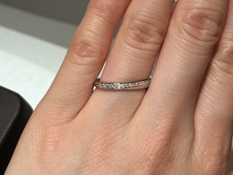 【アイプリモ(I-PRIMO)の口コミ】 ストレートの形で、ダイヤがキワから真っ直ぐ綺麗なラインで埋め込まれて…