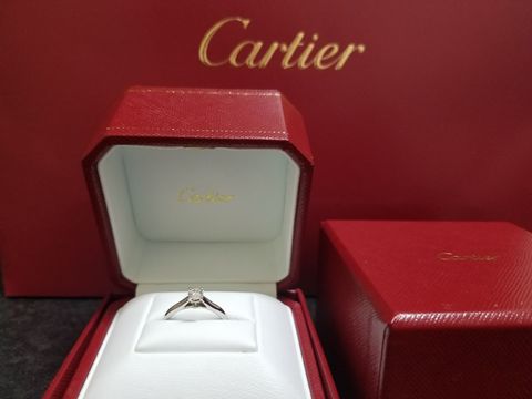 【カルティエ(Cartier)の口コミ】 カルティエの中で、プロポーズ定番リングです。とても上品で、余計な石が…