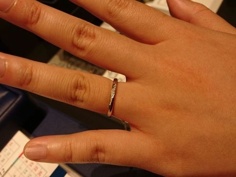 【銀座ダイヤモンドシライシの口コミ】 女性用の結婚指輪は、普段使いできる控えめな数のダイヤモンドがあしらわ…