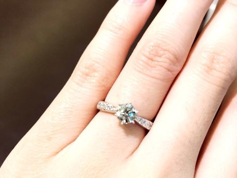 【TASAKI(タサキ)の口コミ】 センターが大きな石、サイドにメレダイヤが敷き詰められた上品で王道のデ…