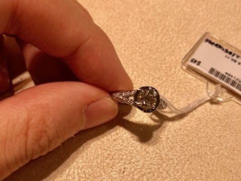 【ブルガリ(BVLGARI)の口コミ】 中石の周りを貴金属とメレダイヤが取り囲むような個性的なデザインで、付…