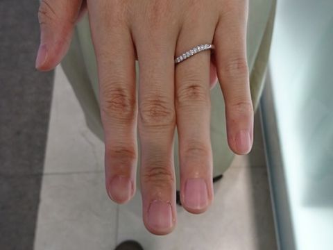 【4℃ BRIDAL(ヨンドシーブライダル)の口コミ】 ハーフエタニティで
キラキラしているので
指を見るたびにテンションがあ…