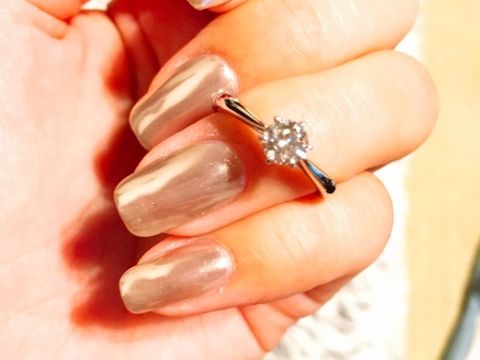 【ラザール ダイヤモンド(LAZARE DIAMOND)の口コミ】 とにかく王道でシンプルなものにしたいと思い、こちらのデザインに。特に…