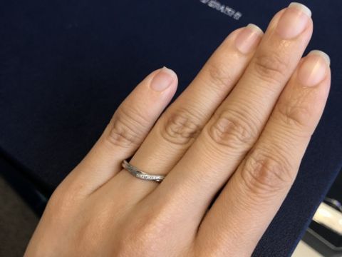 【銀座ダイヤモンドシライシの口コミ】 指が短いので少しでもスッキリ長く見えるデザインを探していました。この…