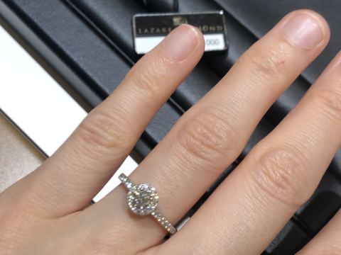 【ラザール ダイヤモンド(LAZARE DIAMOND)の口コミ】 とにかくダイヤモンドが綺麗で、他のお店で見るものと光り方がまったく違…