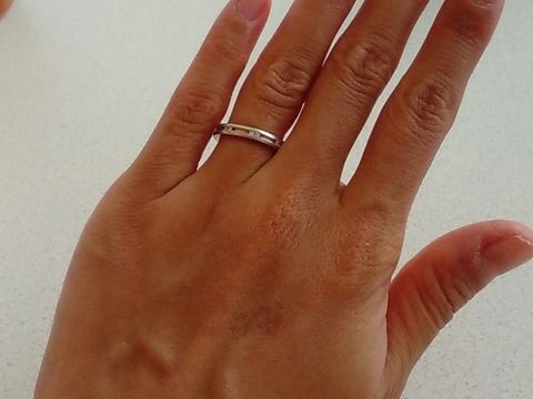 【アイプリモ(I-PRIMO)の口コミ】 結婚指輪はシンプルすぎず派手すぎすのものを探していました。
この指輪は…