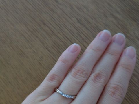 【アイプリモ(I-PRIMO)の口コミ】 緩やかなV字で指が長く見え、5つのメレダイヤがちょうど良い。ダイヤの横…
