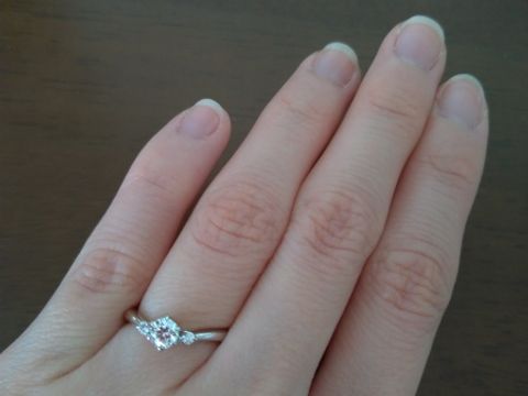 【アイプリモ(I-PRIMO)の口コミ】 サイドメレが真ん中を引き立たせるV字の指輪で指が長く見えた。横から見た…