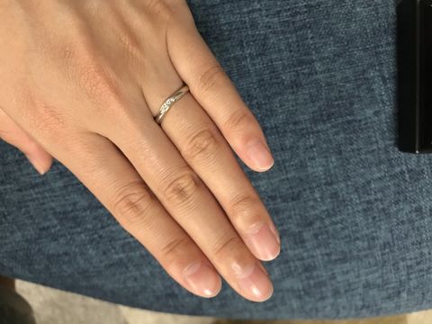 【エクセルコダイヤモンド(EXELCO DIAMOND)の口コミ】 Vラインが指馴染みがよく、指が長く見えたのがポイントです。
初めはシン…