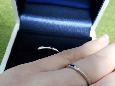 【HOSHI no SUNA 星の砂(ほしのすな)の口コミ】 細身のタイプの指輪で、指が長く見えるとのことで選びました。デザインは…