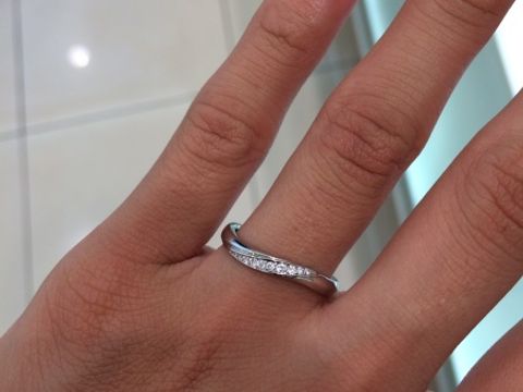 【4℃ BRIDAL(ヨンドシーブライダル)の口コミ】 ダイヤが斜めにたくさん入っている為
つけた時にキラキラして指輪が目立っ…