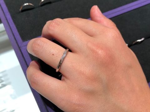 【HOSHI no SUNA 星の砂(ほしのすな)の口コミ】 線が細く、上品です。男性向けの指輪の写真を撮り損ねてしまったのですが…