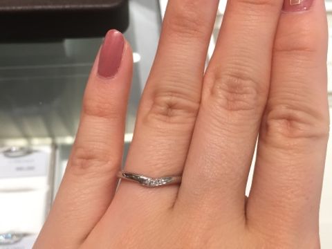 【アイプリモ(I-PRIMO)の口コミ】 ダイヤモンドの輝きがとても綺麗なのと、指がキレイに見えるデザインに惹…