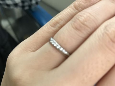 【4℃ BRIDAL(ヨンドシーブライダル)の口コミ】 婚約指輪が厚みがあり存在感あるものにしたので、それに負けないようなキ…