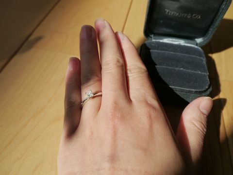 【ティファニー(Tiffany & Co.)の口コミ】 小さめのダイヤモンドでも存在感があるところが決め手になりました。ラウ…