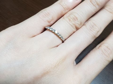 【クレサンベール(CRESCENT VERT)の口コミ】 婚約指輪を一緒に選びました。婚約指輪といえば一粒ダイヤモンドですが、…