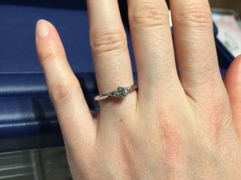 【銀座ダイヤモンドシライシの口コミ】 ダイヤのボリュームがあり、また三連で石があることで輝きが素晴らしかっ…