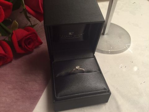 【ラザール ダイヤモンド(LAZARE DIAMOND)の口コミ】 婚約指輪は彼が選んできたのですが、この輝き感とダイヤモンドの横にある…