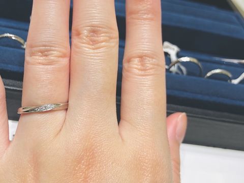 【4℃ BRIDAL(ヨンドシーブライダル)の口コミ】 斜めにダイヤモンドが埋め込まれているので、シンプルすぎずとても指も綺…