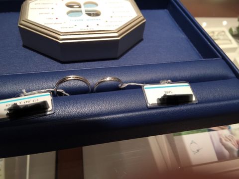【銀座ダイヤモンドシライシの口コミ】 婚約指輪との重ね付けとの相性もよく、彼女の指にピッタリと合っていまし…