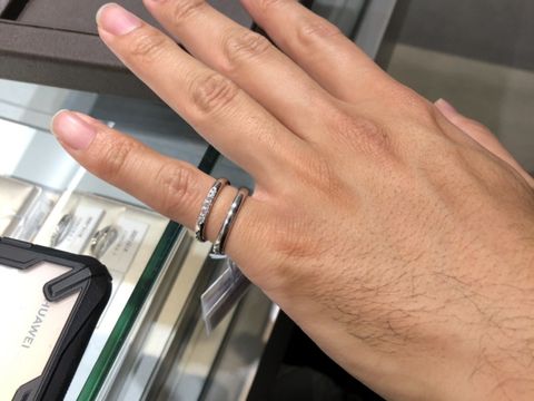 【アイプリモ(I-PRIMO)の口コミ】 指輪のデザインはめちゃめちゃ気に入りました。私がダイヤ入りで全くお揃…