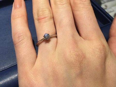 【銀座ダイヤモンドシライシの口コミ】 ダイヤモンドの質にこだわったので、
その輝きが最も綺麗に見えるリングを…