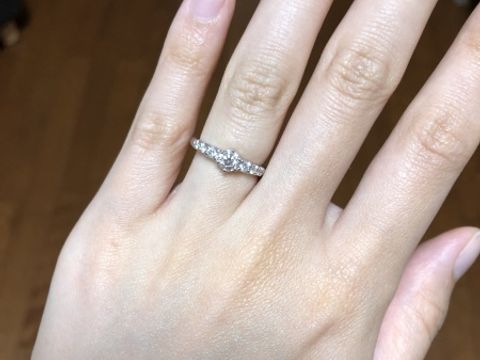 【Foulason(フレゾン)の口コミ】 全体にダイヤのあるものを探していました。
こちらのデザインは一見派手で…