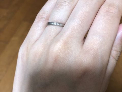 【Galopine & Galopin(ガロピーネガロパン)の口コミ】 婚約指輪と重ねて着けれるシンプルなデザインのもの
そして、関節が目立ち…