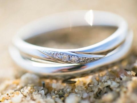 【I's stone(アイズストーン)の口コミ】 結婚指輪はずっと身につけるものなので、石が少し入っていてシンプルなデ…