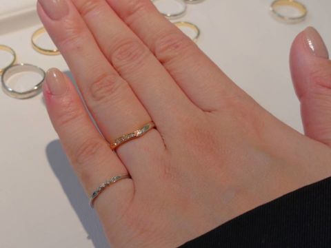 【杢目金屋(もくめがねや)の口コミ】 木目の模様が入った独特なデザインです。Vラインが指を綺麗に見せてくれま…