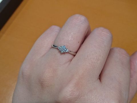 【俄(にわか)の口コミ】 上から見ると菱形に見え、横からみると鈴蘭にみえる、輝きが素敵な指輪で…