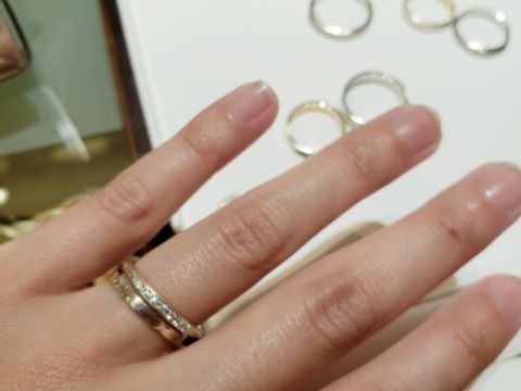 【杢目金屋(もくめがねや)の口コミ】 エンゲージリングはエタニティのものを、マリッジリングは木目調のしんぷ…