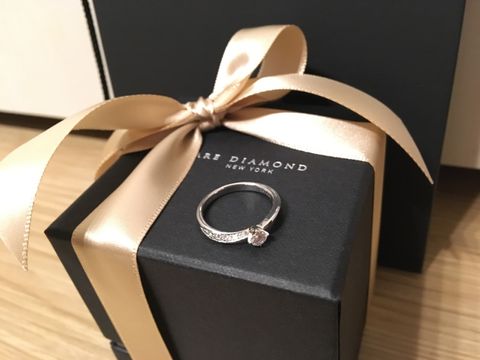 【ラザール ダイヤモンド(LAZARE DIAMOND)の口コミ】 指輪の決め手は、以下の３点があります。
１点目：ひねりの加わっているリ…