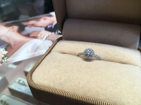 【Joie de treat.(ジョア・ドゥ・トリート)の口コミ】 センターダイヤの周りを囲むようにしてダイヤモンドがつけられており、カ…