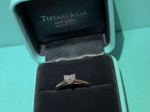 【ティファニー(Tiffany & Co.)の口コミ】 輝きが他のものとは違います。
ハートシェイプは四角い形から削ってハート…