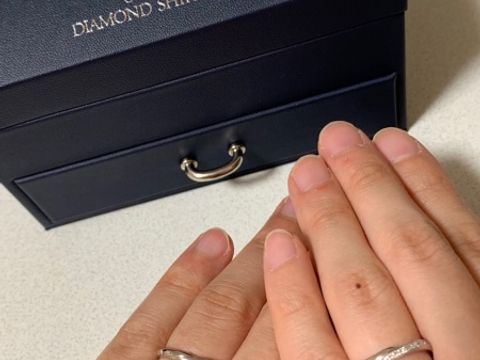 【銀座ダイヤモンドシライシの口コミ】 キラキラ好きの女子が好きそうなタイプ。
さりげなく左右に振るとキラキラ…