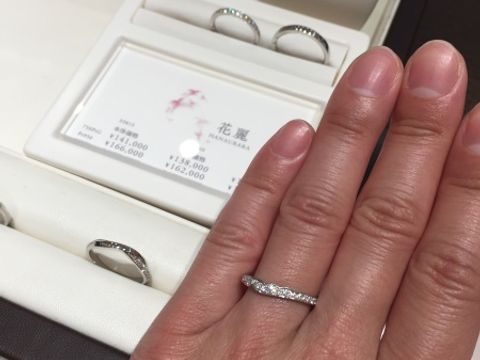 【俄(にわか)の口コミ】 憧れのエタニティタイプの結婚指輪で、花びらの形を模したリングのデザイ…