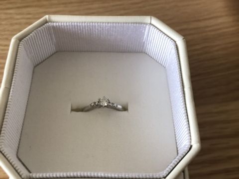 【4℃ BRIDAL(ヨンドシーブライダル)の口コミ】 ダイヤが１つだけでなく２つ付いているところに惹かれ、こちらにしました…