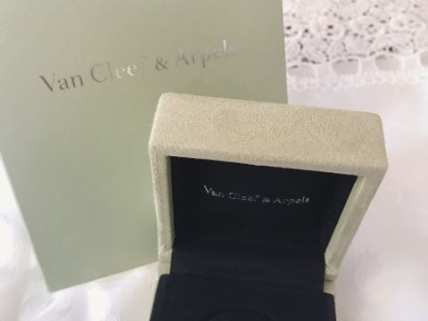 【ヴァン クリーフ＆アーペル(Van Cleef & Arpels)の口コミ】 シンプルなデザインですが、繊細さと可愛さを兼ね備えていて、とても気に…