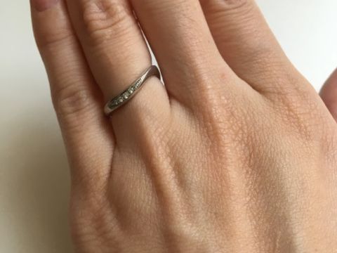 【JEWELRY  KAMATA(ジュエリーかまた)の口コミ】 ウェーブデザインの指輪を探しており、シンプルだけれどもオシャレで指が…