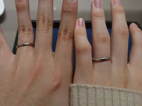 【4℃ BRIDAL(ヨンドシーブライダル)の口コミ】 女性側の指輪は、斜めの側面に小さなダイヤモンドが埋め込まれており、主…