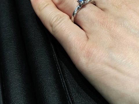 【銀座ダイヤモンドシライシの口コミ】 お店に来店して以降、何種類ものデザインの指輪を試着しては取り替えを繰…