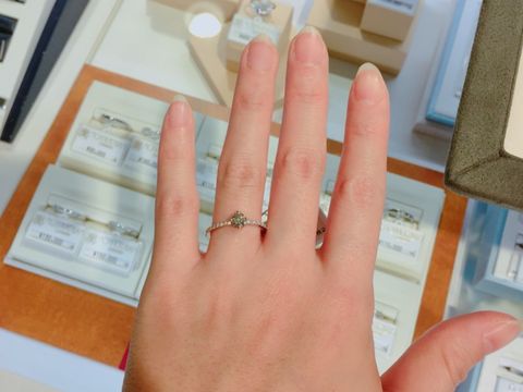 【ROYAL ASSCHER(ロイヤル・アッシャー)の口コミ】 他のブランドに比べ、ダイヤモンドの輝きが白く、上品な雰囲気がした。小…