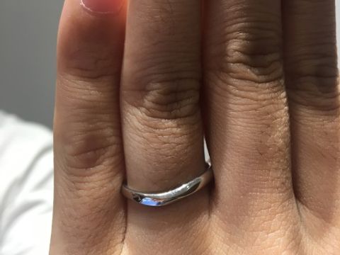 【銀座ダイヤモンドシライシの口コミ】 ヴィーナスフェザーというデザインは細くて真っ直ぐな旦那の指にとてもフ…